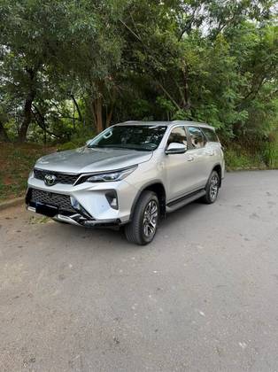 TOYOTA HILUX SW4 2.8 D-4D TURBO DIESEL SRX PLATINUM 7L 4X4 AUTOMÁTICO